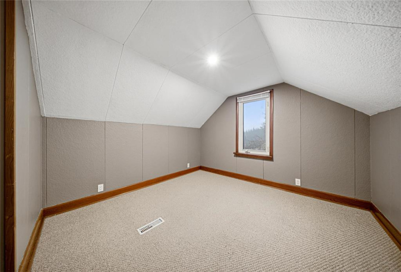 16 Rowe, 4 Bedrooms Bedrooms, 12 Rooms Rooms,1 BathroomBathrooms,Residential,For Sale,Rowe