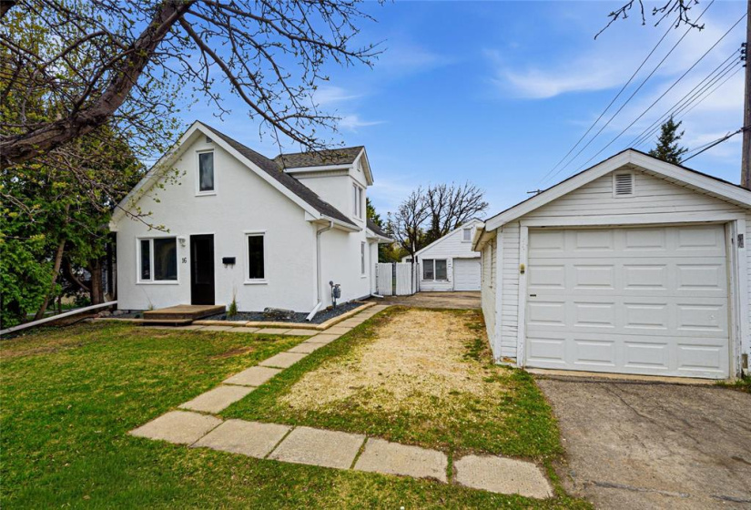 16 Rowe, 4 Bedrooms Bedrooms, 12 Rooms Rooms,1 BathroomBathrooms,Residential,For Sale,Rowe