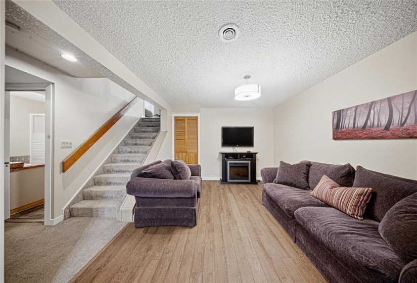 242 Tufnell, 3 Bedrooms Bedrooms, 11 Rooms Rooms,2 BathroomsBathrooms,Residential,For Sale,Tufnell