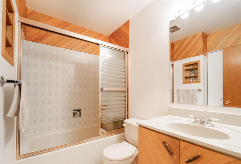 372 Hillary, 3 Bedrooms Bedrooms, 12 Rooms Rooms,2 BathroomsBathrooms,Residential,For Sale,Hillary