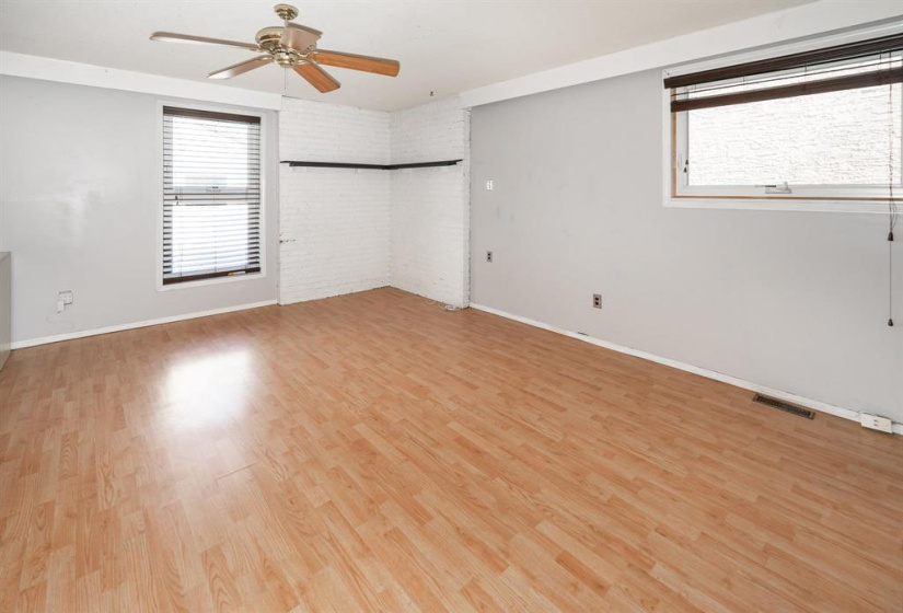 840 Ashburn, 2 Bedrooms Bedrooms, 6 Rooms Rooms,1 BathroomBathrooms,Residential,For Sale,Ashburn