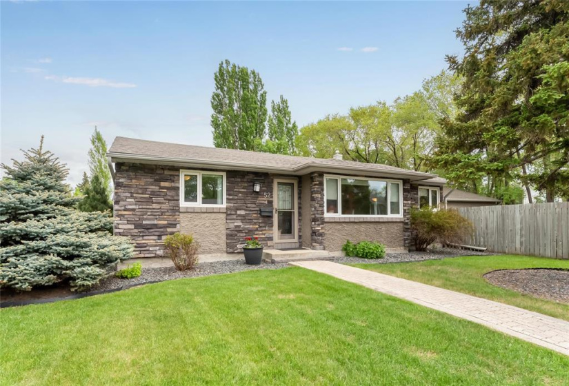 Welcome to 52 Fallbrook Bay. Tastefully updated. Great space and yard