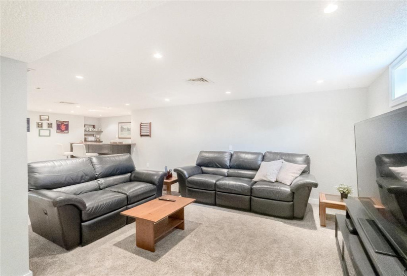 52 Fallbrook, 3 Bedrooms Bedrooms, 10 Rooms Rooms,2 BathroomsBathrooms,Residential,For Sale,Fallbrook