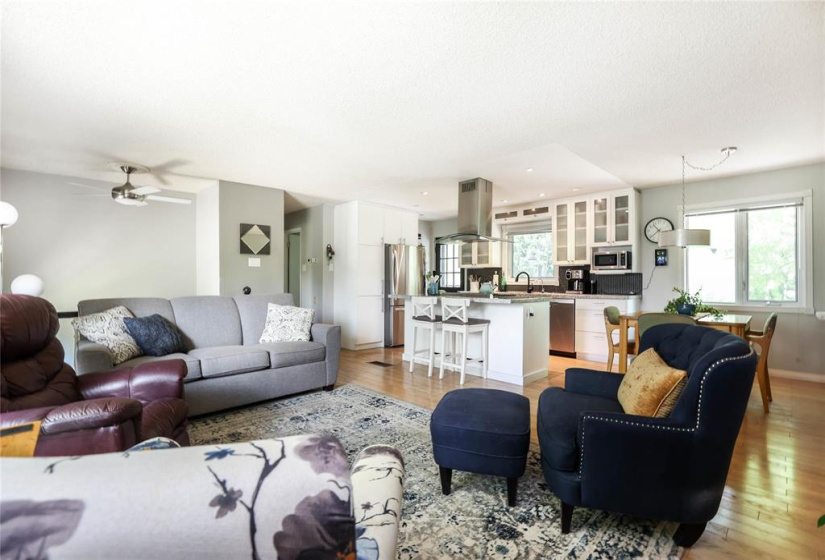 17 KIMBERLY, 4 Bedrooms Bedrooms, 10 Rooms Rooms,2 BathroomsBathrooms,Residential,For Sale,KIMBERLY