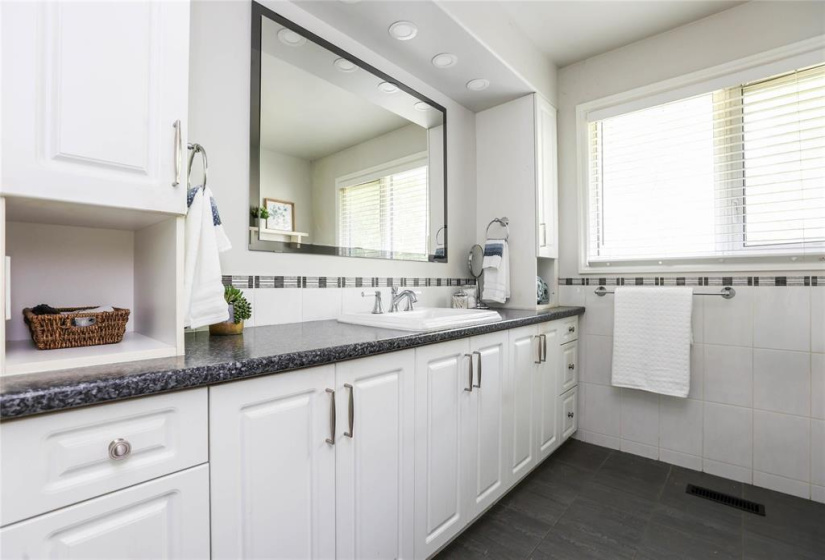 17 KIMBERLY, 4 Bedrooms Bedrooms, 10 Rooms Rooms,2 BathroomsBathrooms,Residential,For Sale,KIMBERLY