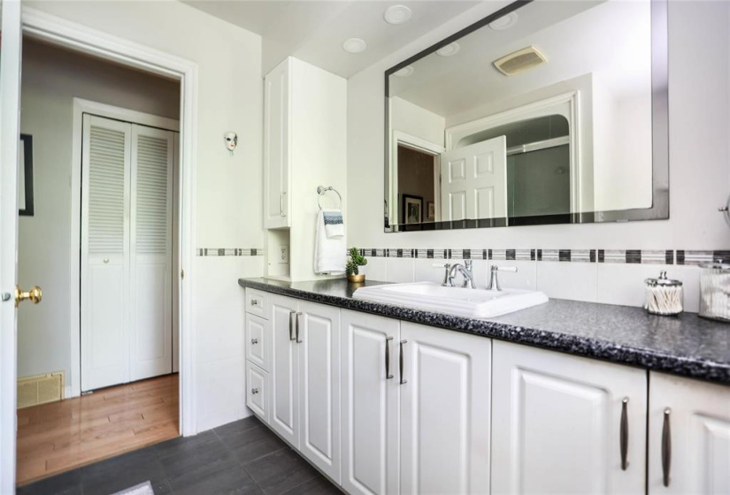 17 KIMBERLY, 4 Bedrooms Bedrooms, 10 Rooms Rooms,2 BathroomsBathrooms,Residential,For Sale,KIMBERLY