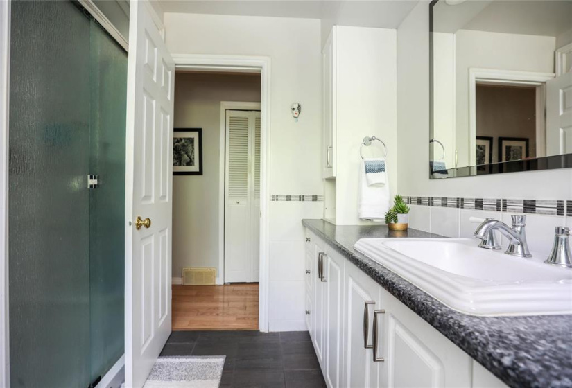 17 KIMBERLY, 4 Bedrooms Bedrooms, 10 Rooms Rooms,2 BathroomsBathrooms,Residential,For Sale,KIMBERLY