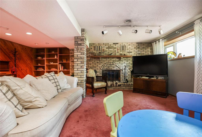 17 KIMBERLY, 4 Bedrooms Bedrooms, 10 Rooms Rooms,2 BathroomsBathrooms,Residential,For Sale,KIMBERLY