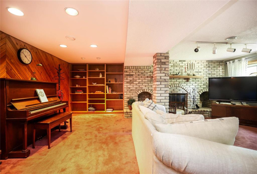 17 KIMBERLY, 4 Bedrooms Bedrooms, 10 Rooms Rooms,2 BathroomsBathrooms,Residential,For Sale,KIMBERLY