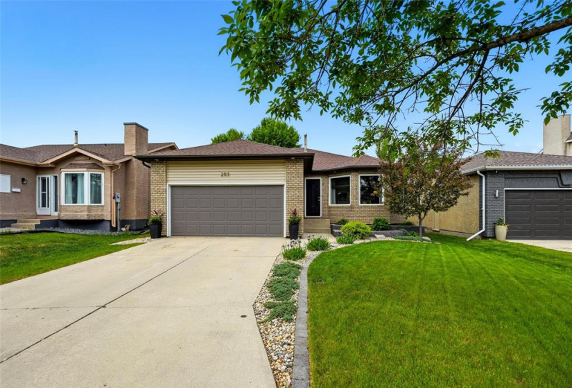 203 Hallfield, 4 Bedrooms Bedrooms, 13 Rooms Rooms,3 BathroomsBathrooms,Residential,For Sale,Hallfield
