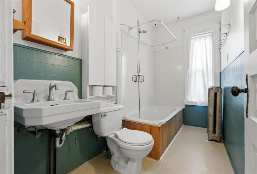 Main bathroom with claw foot tub