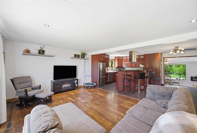 10098 74NW, 4 Bedrooms Bedrooms, 11 Rooms Rooms,2 BathroomsBathrooms,Residential,For Sale,74NW