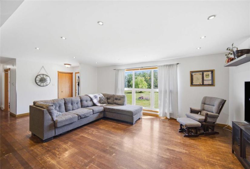 10098 74NW, 4 Bedrooms Bedrooms, 11 Rooms Rooms,2 BathroomsBathrooms,Residential,For Sale,74NW