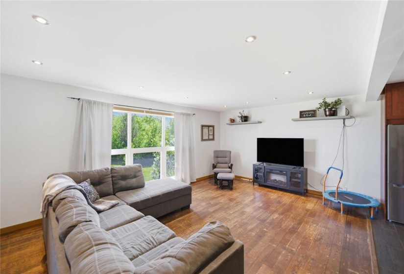 10098 74NW, 4 Bedrooms Bedrooms, 11 Rooms Rooms,2 BathroomsBathrooms,Residential,For Sale,74NW