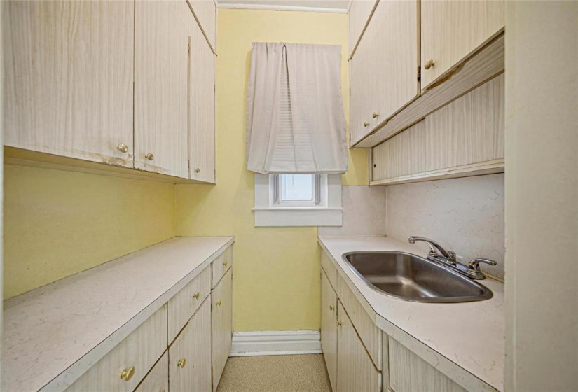 426 Redwood, 3 Bedrooms Bedrooms, 8 Rooms Rooms,1 BathroomBathrooms,Residential,For Sale,Redwood