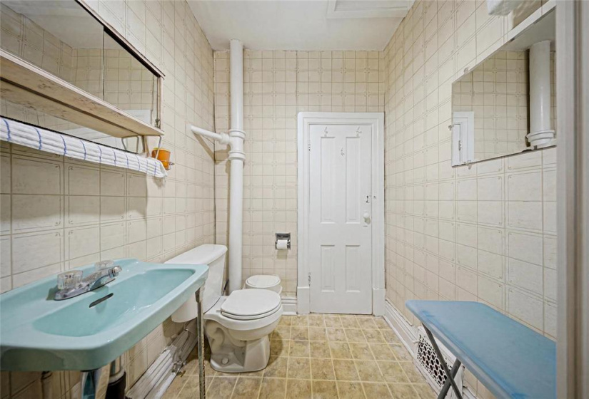 426 Redwood, 3 Bedrooms Bedrooms, 8 Rooms Rooms,1 BathroomBathrooms,Residential,For Sale,Redwood