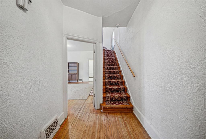 426 Redwood, 3 Bedrooms Bedrooms, 8 Rooms Rooms,1 BathroomBathrooms,Residential,For Sale,Redwood