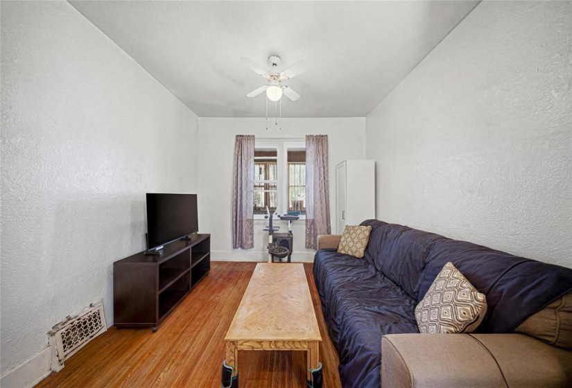 426 Redwood, 3 Bedrooms Bedrooms, 8 Rooms Rooms,1 BathroomBathrooms,Residential,For Sale,Redwood