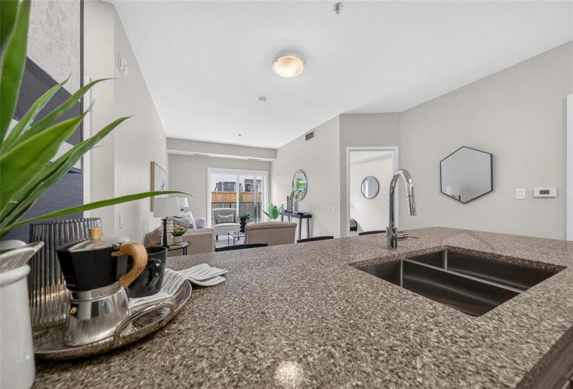 50 Philip Lee, 2 Bedrooms Bedrooms, 5 Rooms Rooms,1 BathroomBathrooms,Condominium,For Sale,Philip Lee