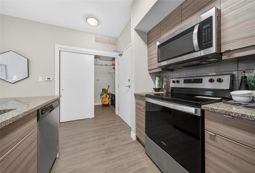 50 Philip Lee, 2 Bedrooms Bedrooms, 5 Rooms Rooms,1 BathroomBathrooms,Condominium,For Sale,Philip Lee