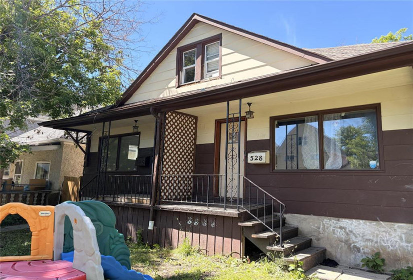 526 Simcoe, 7 Bedrooms Bedrooms, 18 Rooms Rooms,2 BathroomsBathrooms,Residential,For Sale,Simcoe