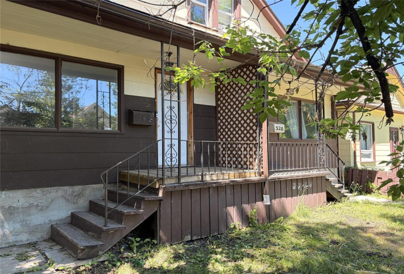 526 Simcoe, 7 Bedrooms Bedrooms, 18 Rooms Rooms,2 BathroomsBathrooms,Residential,For Sale,Simcoe