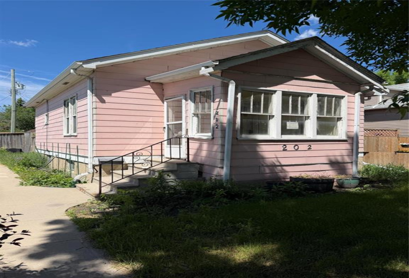 202 Inglewood, 2 Bedrooms Bedrooms, 6 Rooms Rooms,1 BathroomBathrooms,Residential,For Sale,Inglewood