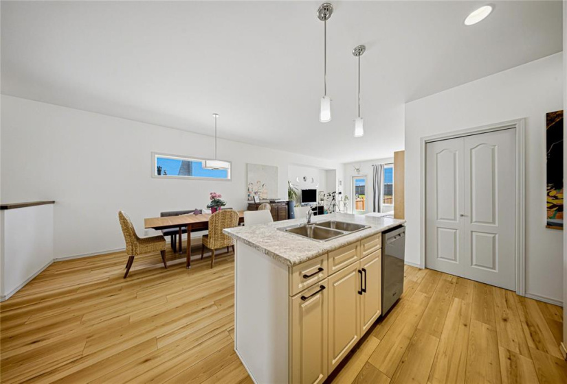 139 Kingsclear, 3 Bedrooms Bedrooms, 10 Rooms Rooms,2 BathroomsBathrooms,Residential,For Sale,Kingsclear