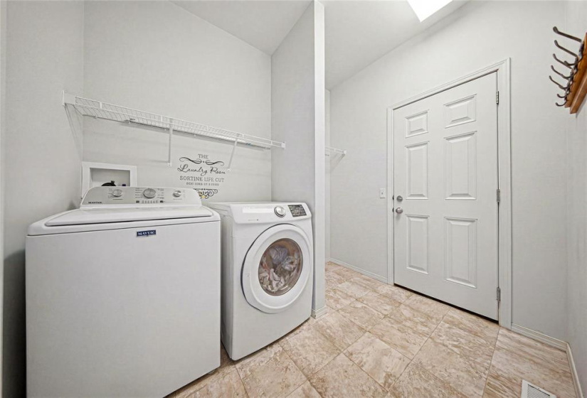 139 Kingsclear, 3 Bedrooms Bedrooms, 10 Rooms Rooms,2 BathroomsBathrooms,Residential,For Sale,Kingsclear