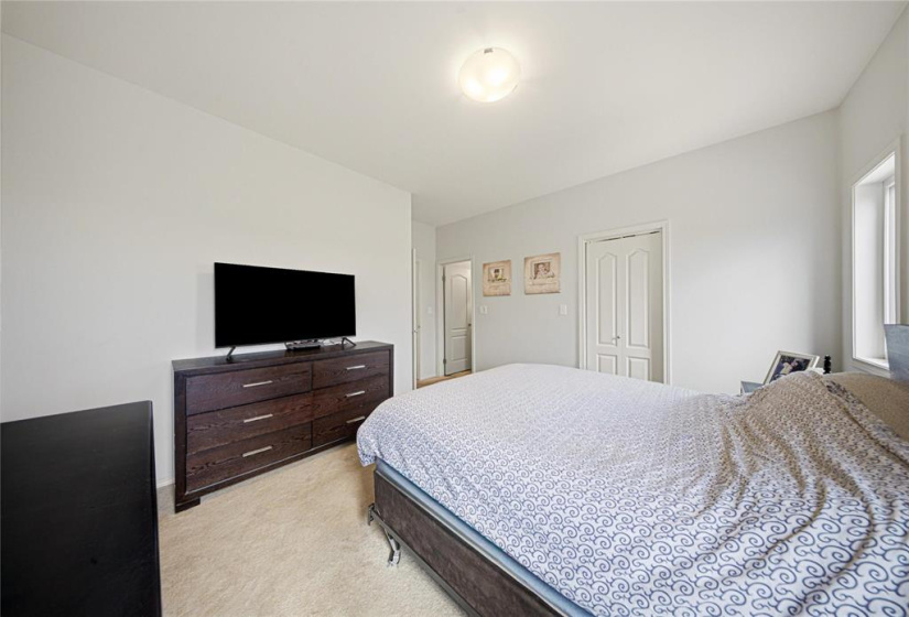 139 Kingsclear, 3 Bedrooms Bedrooms, 10 Rooms Rooms,2 BathroomsBathrooms,Residential,For Sale,Kingsclear