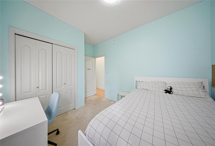 139 Kingsclear, 3 Bedrooms Bedrooms, 10 Rooms Rooms,2 BathroomsBathrooms,Residential,For Sale,Kingsclear
