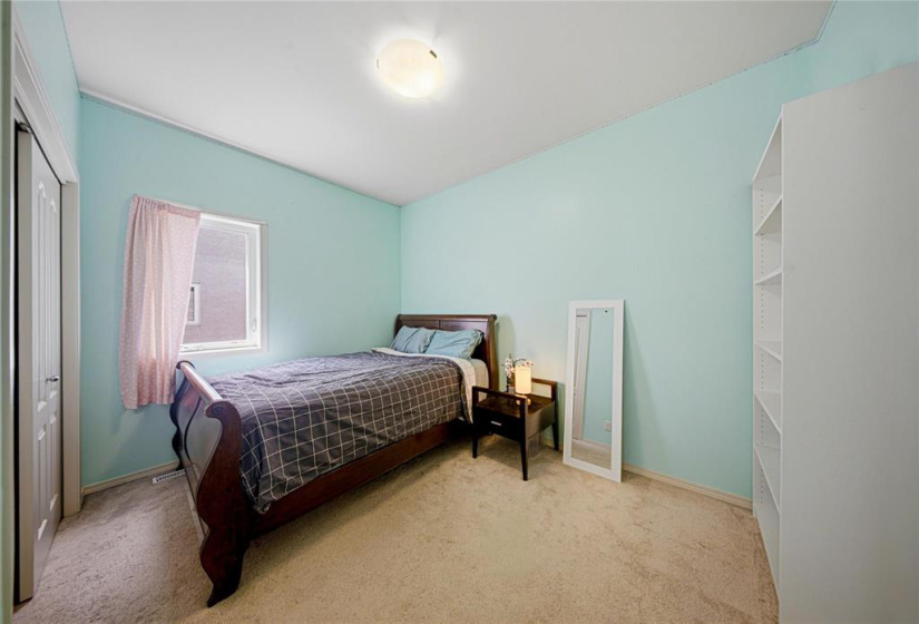 139 Kingsclear, 3 Bedrooms Bedrooms, 10 Rooms Rooms,2 BathroomsBathrooms,Residential,For Sale,Kingsclear