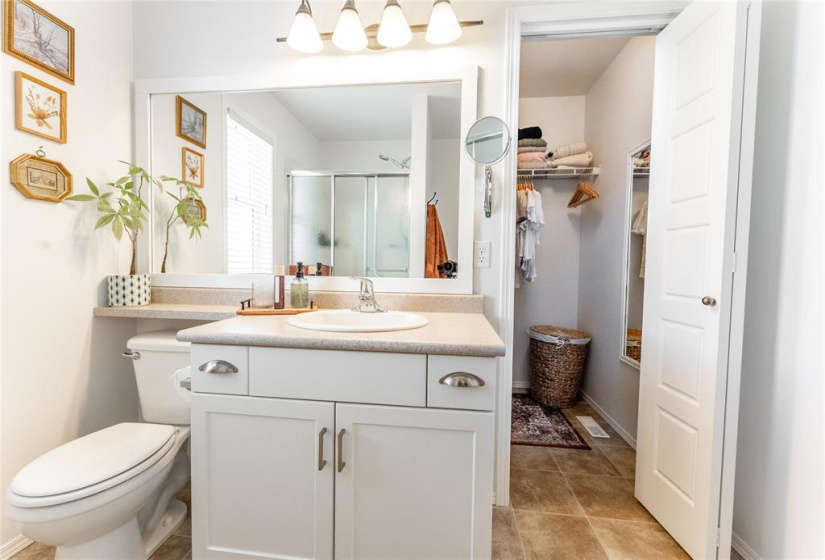 Primary ensuite with walk in closet