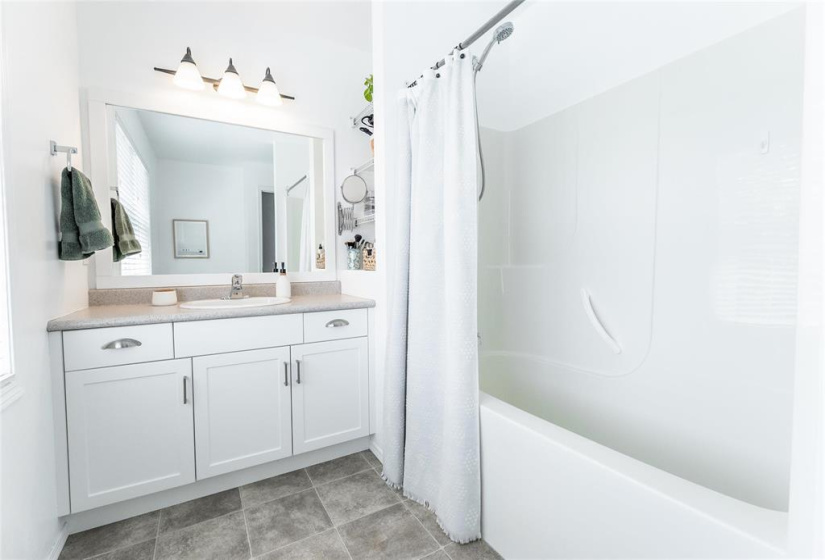 Second floor Main Bathroom