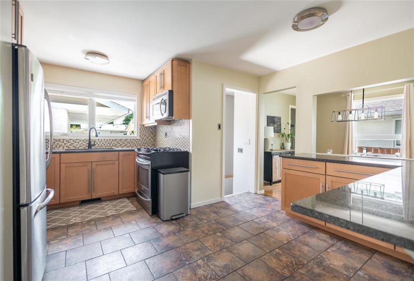 19 Russenholt, 3 Bedrooms Bedrooms, 13 Rooms Rooms,2 BathroomsBathrooms,Residential,For Sale,Russenholt