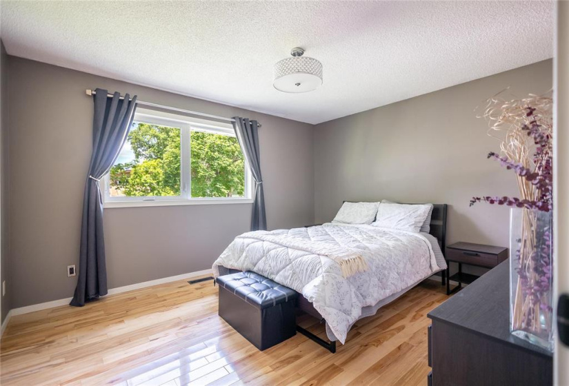 19 Russenholt, 3 Bedrooms Bedrooms, 13 Rooms Rooms,2 BathroomsBathrooms,Residential,For Sale,Russenholt