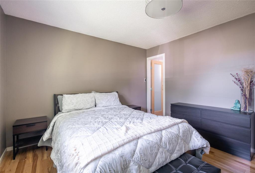 19 Russenholt, 3 Bedrooms Bedrooms, 13 Rooms Rooms,2 BathroomsBathrooms,Residential,For Sale,Russenholt