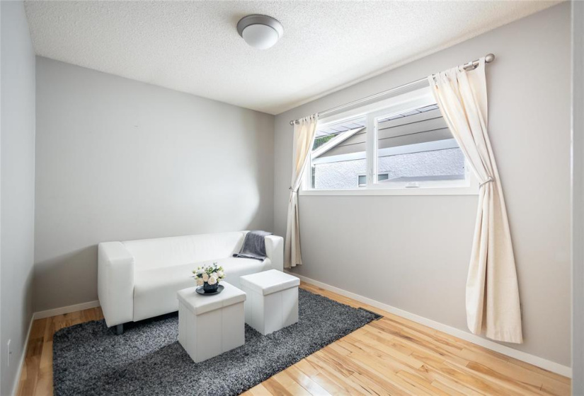 19 Russenholt, 3 Bedrooms Bedrooms, 13 Rooms Rooms,2 BathroomsBathrooms,Residential,For Sale,Russenholt