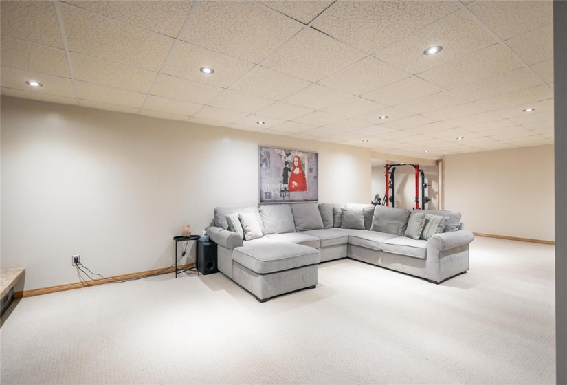 19 Russenholt, 3 Bedrooms Bedrooms, 13 Rooms Rooms,2 BathroomsBathrooms,Residential,For Sale,Russenholt