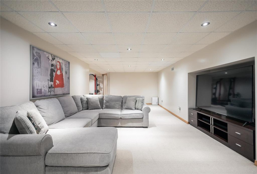 19 Russenholt, 3 Bedrooms Bedrooms, 13 Rooms Rooms,2 BathroomsBathrooms,Residential,For Sale,Russenholt