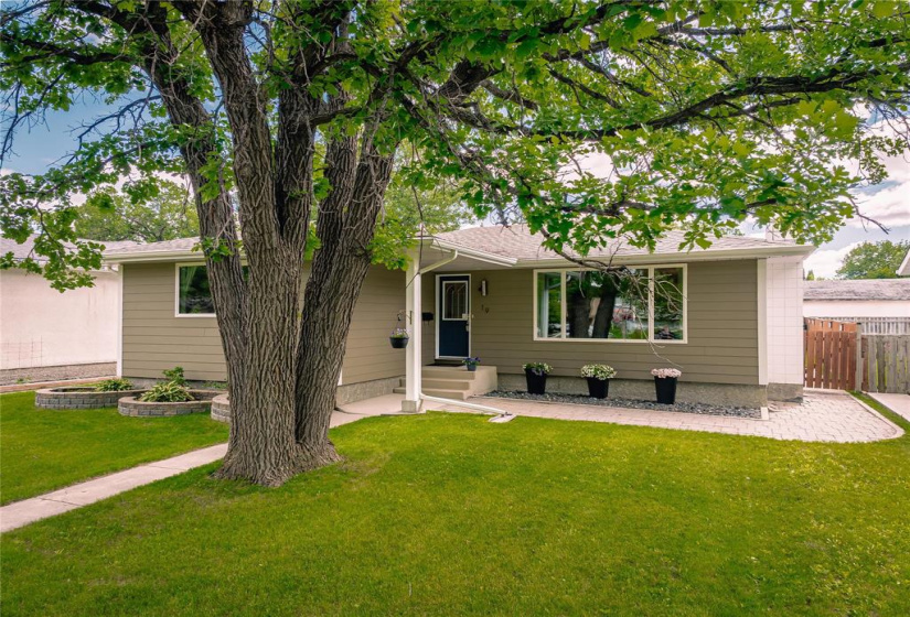 19 Russenholt, 3 Bedrooms Bedrooms, 13 Rooms Rooms,2 BathroomsBathrooms,Residential,For Sale,Russenholt