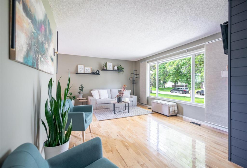 19 Russenholt, 3 Bedrooms Bedrooms, 13 Rooms Rooms,2 BathroomsBathrooms,Residential,For Sale,Russenholt