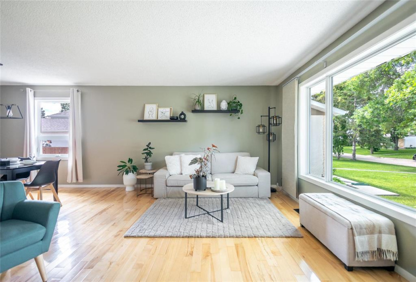19 Russenholt, 3 Bedrooms Bedrooms, 13 Rooms Rooms,2 BathroomsBathrooms,Residential,For Sale,Russenholt