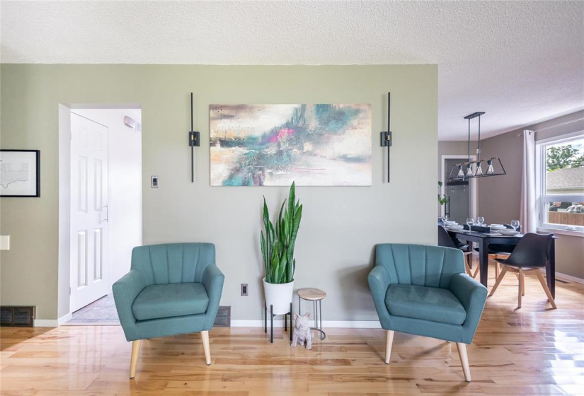 19 Russenholt, 3 Bedrooms Bedrooms, 13 Rooms Rooms,2 BathroomsBathrooms,Residential,For Sale,Russenholt