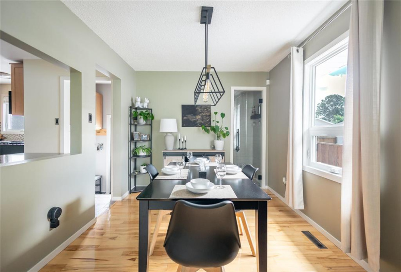 19 Russenholt, 3 Bedrooms Bedrooms, 13 Rooms Rooms,2 BathroomsBathrooms,Residential,For Sale,Russenholt