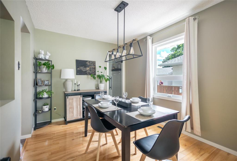 19 Russenholt, 3 Bedrooms Bedrooms, 13 Rooms Rooms,2 BathroomsBathrooms,Residential,For Sale,Russenholt