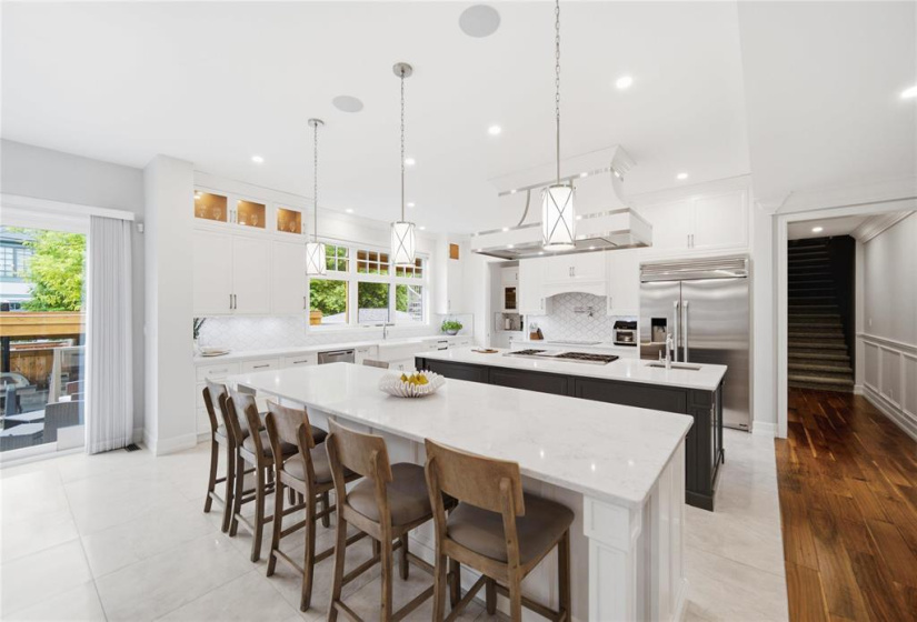 A culinary dream, seating for 6 at one of two oversized islands