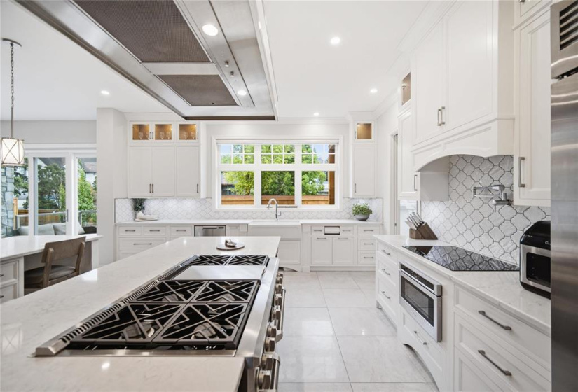 Arabesque backsplash, pot filler