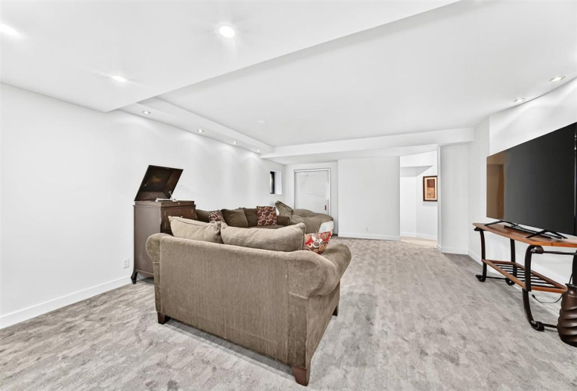 546 Kingsway, 3 Bedrooms Bedrooms, 14 Rooms Rooms,2 BathroomsBathrooms,Residential,For Sale,Kingsway