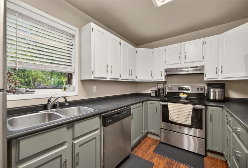 Lovely 2-tone Kitchen